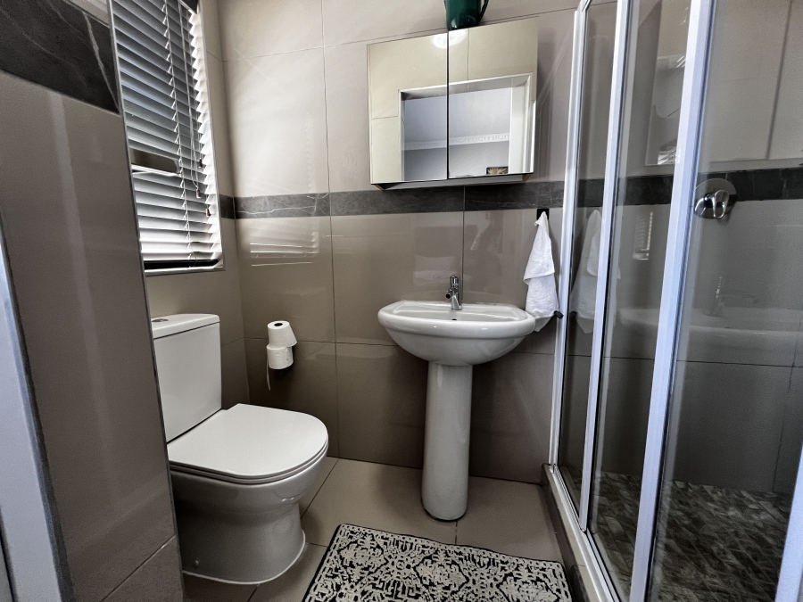 To Let 5 Bedroom Property for Rent in Parklands North Western Cape
